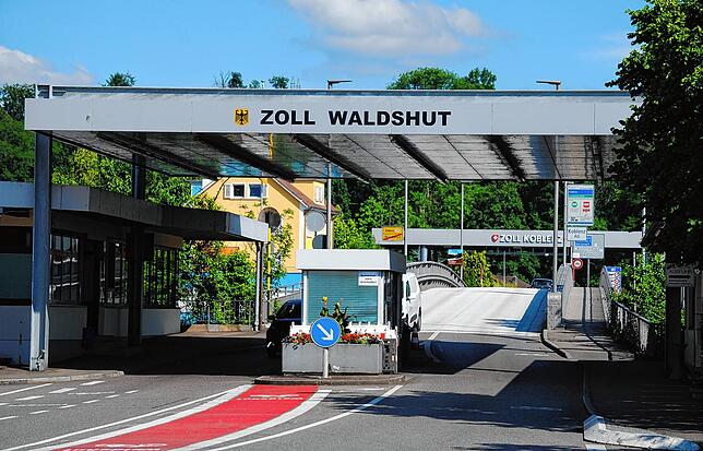 Ruhe vor dem Sturm? Wie viele Schweizer Einkaufstouristen nach der deutschen Grenzöffnung am Dienstag über den Zoll in Waldshut fahren ...