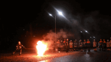 Eindrucksvolle Demonstration zu Ausbildungszwecken: Warum ein Fettbrand nicht mit Wasser gelöscht werden darf.