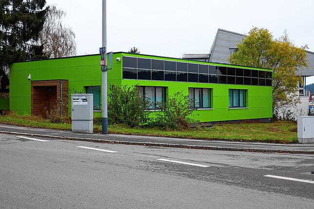 Auch mit wenigen Photovoltaikelementen kann eine Fassade wie hier im Gewerbegebiet Schwenningen-Ost gestaltet werden.