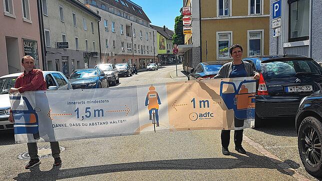 Mit einer Poolnudel-Aktion innerhalb des Stadtradelns möchte der ADFC Bad Säckingen (im Bild Vorstandsmitglied Peter Knorre und ...