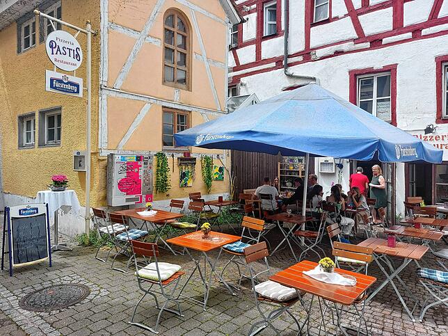 Die Terrasse des Pastis ist im unteren Bereiche, in der Straße vor der Halde. Der Haupteingang ist oben in der Hohenhausgasse.
