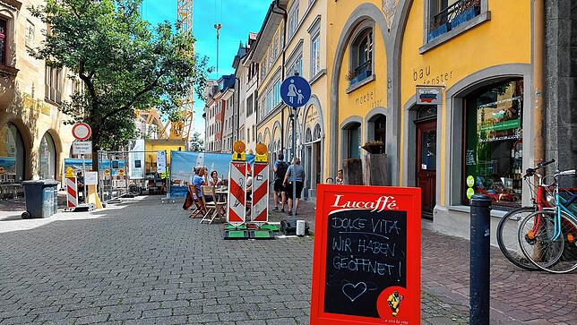 „Wir haben geöffnet“, verkünden die Betreiber des Cafés Dolce Vita in der Zollernstraße. Die Gäste sitzen zwischen Bauzaun und Absperrbaken.