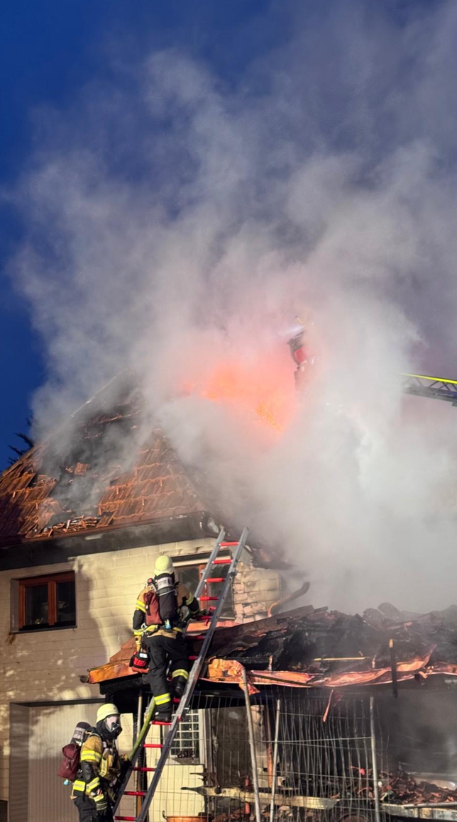 Bild 10: Wohnhaus an der Hauptstraße steht in Flammen