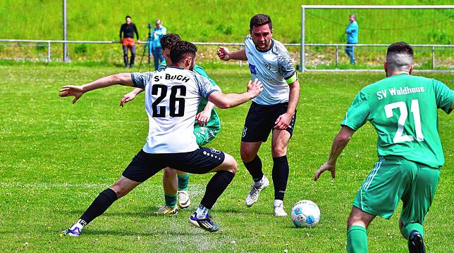 Bild 10: SV Buch besiegt SV Waldhaus im Derby mit 4:0 – und wir haben Fotos!