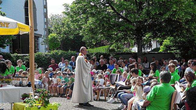 Festlicher Gottesdienst zum Auftakt: Am Sonntag wurde das 50-jährige Bestehen des katholischen Kindergartens St. Martin in Oberteuringen ...