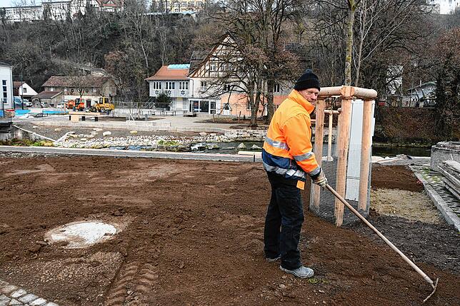 Ganz Aach ist eine Baustelle: Kurz vor Weihnachten hat Udo Wiedenhorn in den Außenanlagen in der Ortsmitte Hand und Harke angelegt.