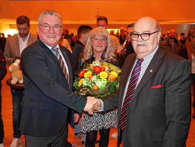 Da war das Ergebnis bereits verkündet: Ralf Baumert (links) bleibt die kommenden acht Jahre Bürgermeister in Rielasingen-Worblingen. Im ...