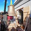 Mit sicherer Hand bringt der Autokranfahrer die Glocke immer näher zum Gerüstboden direkt vor dem großen Loch im Turm der Liebfrauenkirche.