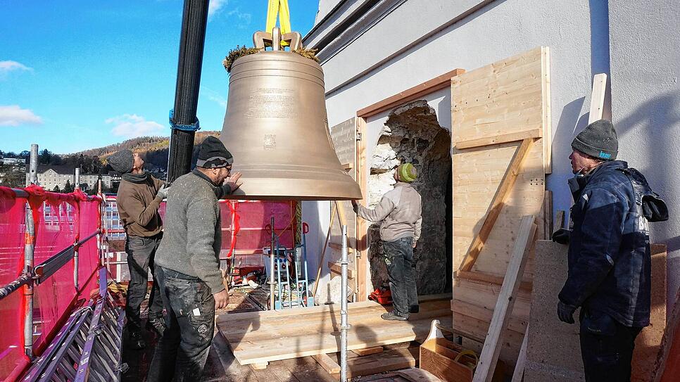 Mit sicherer Hand bringt der Autokranfahrer die Glocke immer näher zum Gerüstboden direkt vor dem großen Loch im Turm der Liebfrauenkirche.