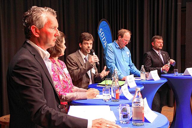 Bürgermeisterwahlkampf 2013 in der Stadthalle in Markdorf: Als Kandidat fiel Andreas Piekniewski (rechts) auf dem SÜDKURIER-Podium mit ...