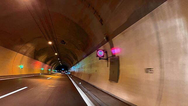 Endlich freie Fahrt auf der A81: In der Oströhre des Hohentwieltunnel gilt wieder Tempo 100.