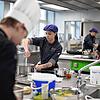 Laetitia Hautler (Mitte) wechselt in der Lehrküche der Landesberufsschule in Tettnang wie die anderen zwischen Rühren und Schnippeln. Am ...