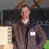Bauunternehmer Lukas Glöckler präsentiert eine Innovation für den Hausbau: Ziegelsteine, deren Kammern mit natürlichen Dämmstoffen ...