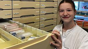 Bogy-Praktikum statt Unterricht: Sophia Zeiser lernt eine Woche lang die Arbeit in der Delta-Apotheke in Villingen kennen.