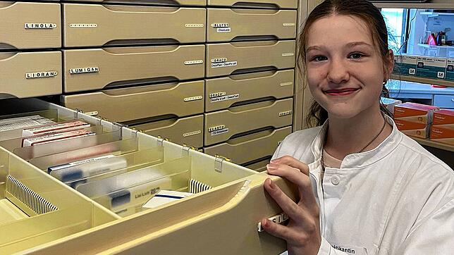 Bogy-Praktikum statt Unterricht: Sophia Zeiser lernt eine Woche lang die Arbeit in der Delta-Apotheke in Villingen kennen.