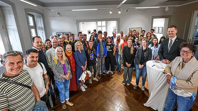 OB Simon Gröger (Zweiter von rechts) und Bürgermeisterin Monika Laule (rechts) zusammen mit einigen der insgesamt rund 50 Kunst- und ...