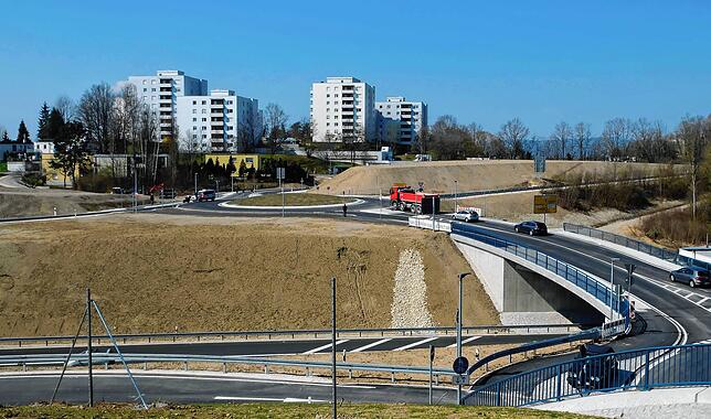 Der neue Kreisverkehr, der nach Erdaufschüttung auf Höhe der Brücke entstanden ist, die alte B 31 anbindet und über die Brücke Richtung ...