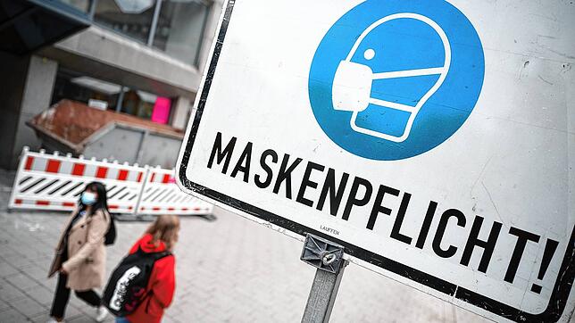 Ein Schild mit der Aufschrift &bdquo;Maskenpflicht&ldquo; (Symbolbild).