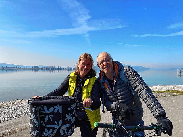 Schwungvoll kommt das Paar Greta Horvath und Georg Hahn mit dem Fahrrad vorbei. Frühlingsgefühle? „Ja, die Sonne scheint“, ...