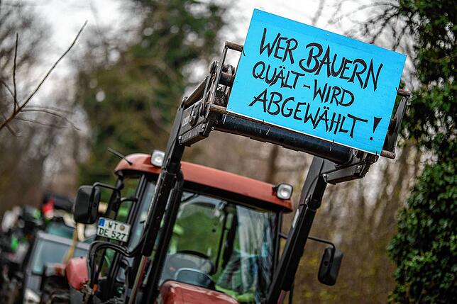 Am Rande des Besuchs von Bundeskanzler Scholz demonstrieren Landwirte aus der Region in Freiburg im Februar 2024 gegen die aktuelle ...