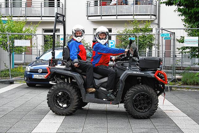 Die Bergwacht Todtmoos rück mit dem Quad zur Übung an.