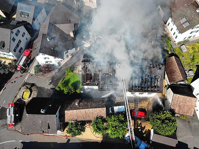 Luftbild des Brands am Kirchweg in Buus. Das Feuer griff auch auf ein zweites Wohngebäude über, die Feuerwehr brachte den Brand schnell ...