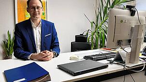 Bürgermeister Micha Bächle an seinem Arbeitsplatz im Bräunlinger Rathaus. Noch 2025 stellt er sich zur Wiederwahl.