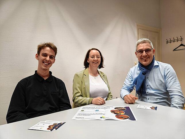 Von links: Peter Sperling, Registerführer der VJO-Schlagzeuger, Christine Wagner, Vorsitzende des Fördervereins pro VJO, und Ralf ...