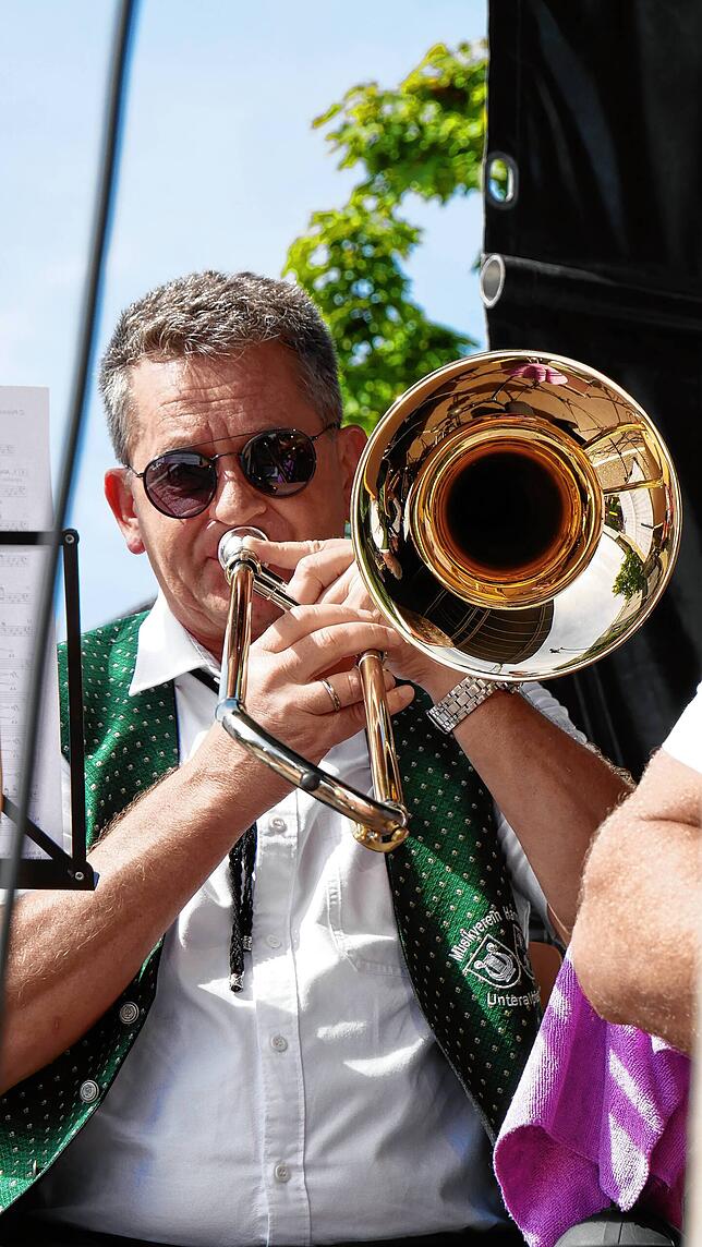 Bild 9: Strahlendes Altweiberwetter beim Albbrucker Dorffest: Tolle Stimmung und buntes Programm