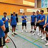 Eine Besprechung in Halle 4 der ZF-Arena wird es für Trainer Adrian Pfleghar (Zweiter von links), Praktikant Benedikt Rist und seine ...