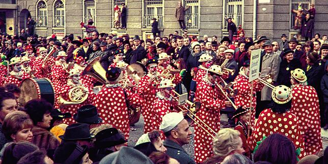 Der Musikverein Eintracht marschiert 1966 beim großen Konstanzer Fasnachtsumzug im Clownskostüm mit.