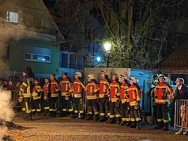 Bild 12: Weiße Narren ziehen durch Stockach: Die schönsten Bilder vom Hemedglonkerumzug und der Verbrennung