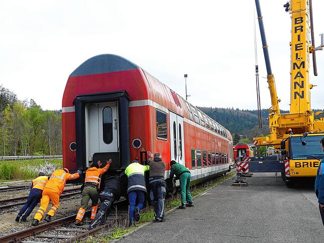 Der alte doppelstöckige Mittelwagen wird in Position geschoben.