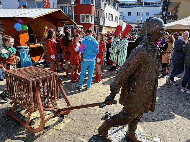 Bild 19: Närrisches Treiben beim fröhlichen Fasnetsmarkt 2025