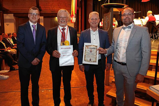 Bild 18: Großer Bahnhof bei der Verabschiedung von Roland Wehrle, Otto Gäng und Peter Schmidt