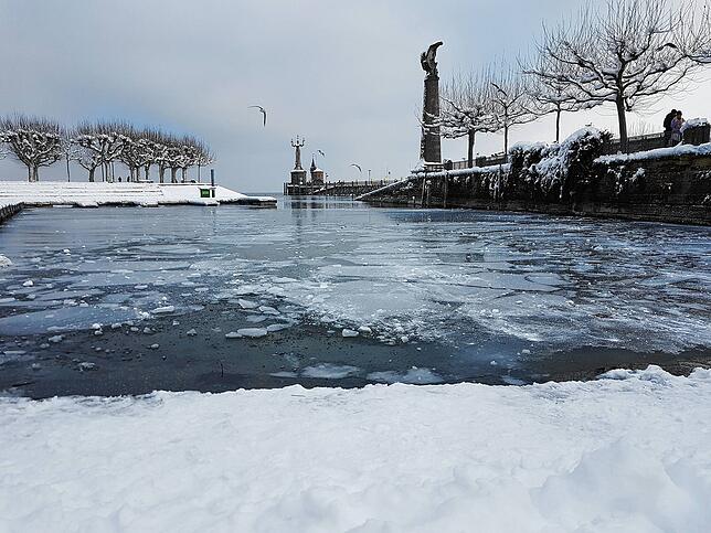Die Kälte der vergangenen Tage hinterlässt auch auf dem Bodensee seine Spuren: Im Konstanzer Hafen treiben am Samstagnachmittag kleine ...