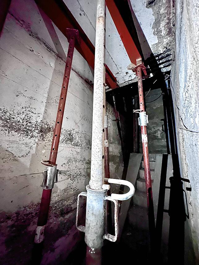 So sieht es unter der Freitreppe am Eingang zum Theater Atrium aus. Die Decke muss abgestützt werden.