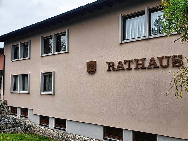 Auf der Ausgabenseite werde genau hingeschaut, wofür Geld ausgegeben werde, für ein neues Rathaus derzeit nicht.