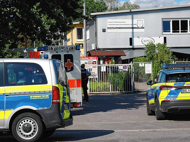 Während des laufenden Fußballspiels kam es am „Kemo‘s“ zu einem Polizeieinsatz. Auch ein Polizeihund und der Rettungsdienst sind vor Ort ...