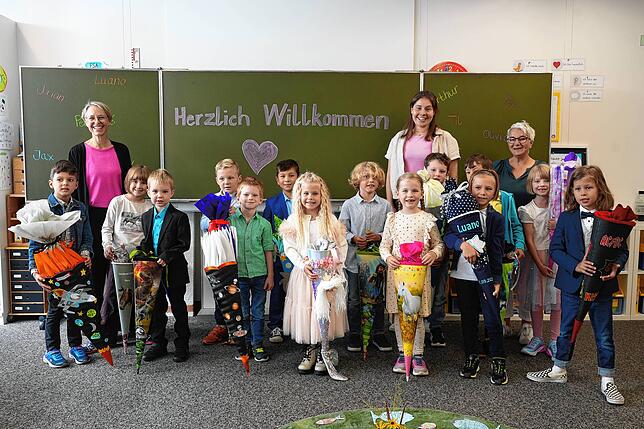 Petra Wenger, Iris Hartmann und Vanessa Knöpfler begrüßen 14 Kinder in der Familienklasse FU1b.
