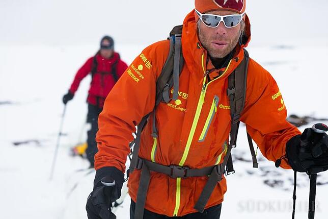 Robert Jasper ist noch 30 km von Clyde River entfernt. Schlechtes Wetter begleitet die Gruppe auf dem Weg vom Ayr Lake über die Sledge ...