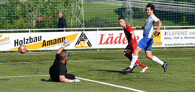 Bild 9: FC RW Weilheim rettet sich dank eines 11:2-Sieges gegen die Spvgg. Brennet-Öflingen &ndash; und wir haben Bilder!