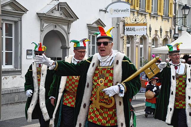 Bild 7: Bilder vom Narrenbaum-Umzug in Stockach mit Schaulustigen