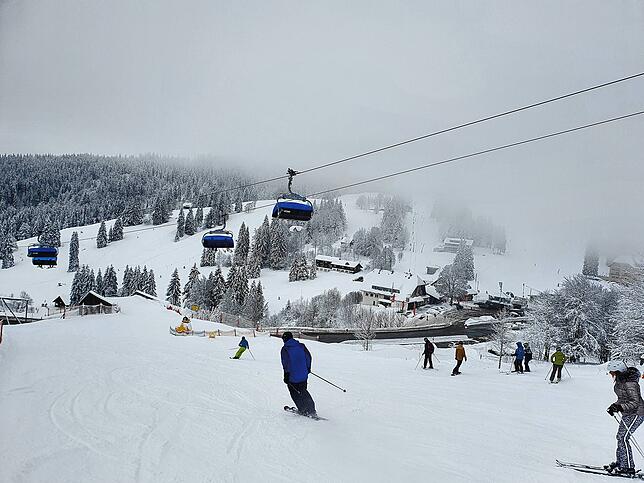Skifahren am Feldberg war in der letzten Saison für viele ein Vergnügen – auch an diesem nebligen Tag im Dezember 2021.