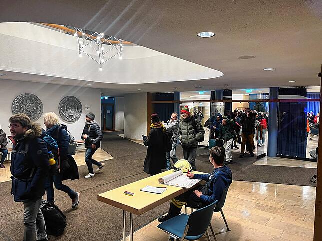 Von dem fehlgeleiteten Zug aus geht es für die Passagiere erstmal in die Hüfinger Festhalle. Die Stadtverwaltung regiert schnell und hilft.