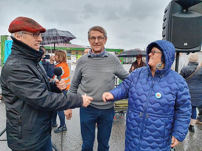 Thorsten Peters (AfD, links im Bild) signalisiert Zustimmung zum Spendenprojekt für Afrika. Petra Karg reicht ihm zur Besiegelung die ...