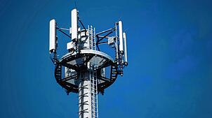 Antennen von Mobilfunkanbietern auf einem Mobilfunkmast. Hier ein Symbolbild.