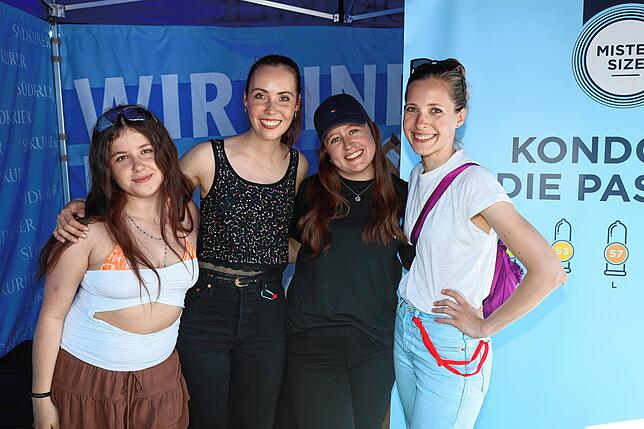 Bild 2: Festivalsommer startet – Fans feiern ausgelassen beim Campus-Festival