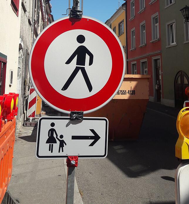 Fußgänger bitte Straßenseite wechseln. In den nächsten Wochen müssen sich Fußgänger und Autofahrer (nur Anlieger erlaubt!) die ...