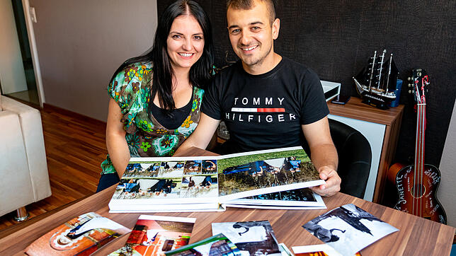 Janette und Dejan Kampic aus Rottweil betrachten ihre Hochzeitsbilder. Am Montag sind sie bei der TV-Sendung &bdquo;4 Hochzeiten und ein ...
